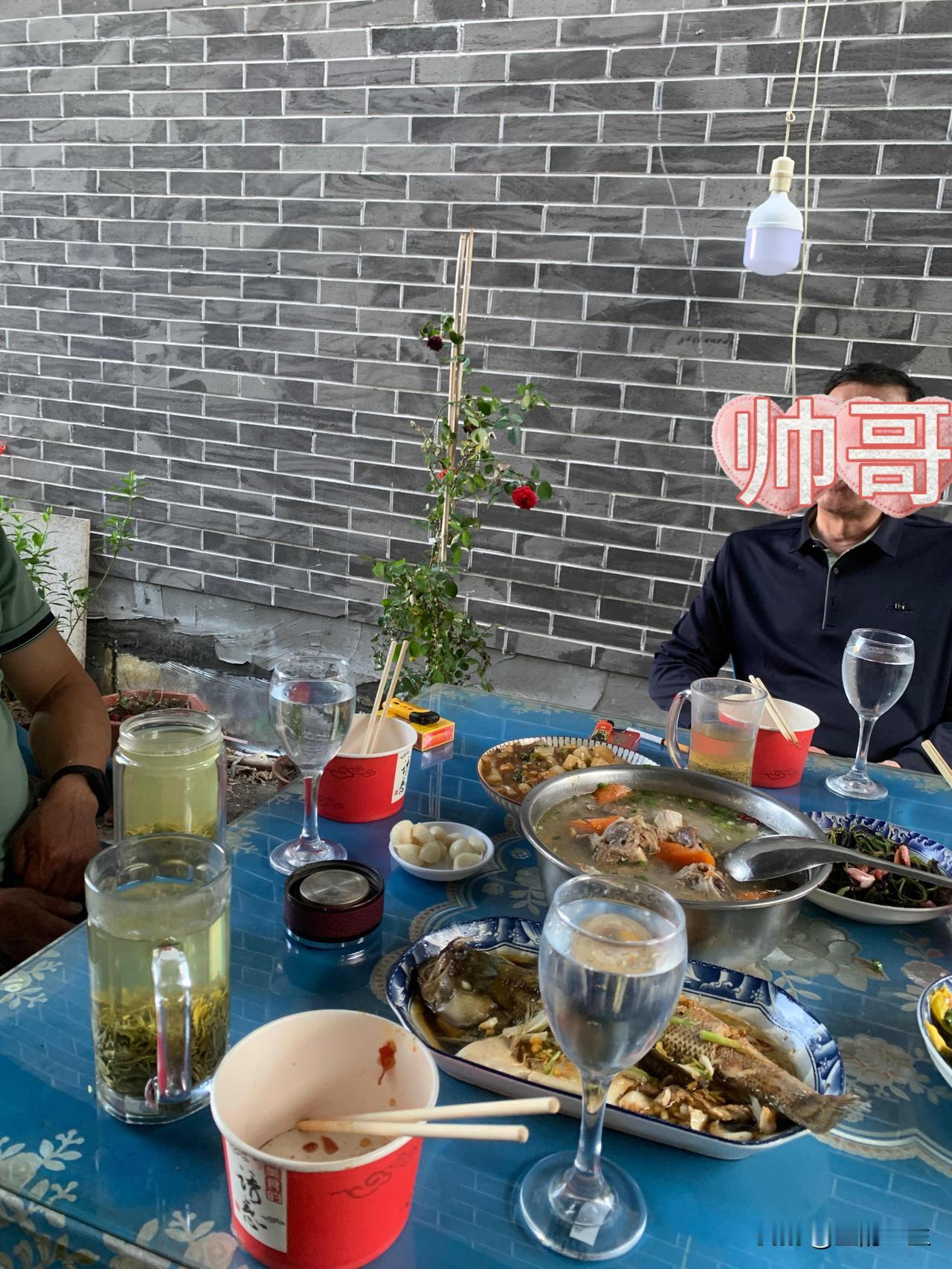 六十多岁，三个人喝两斤二两酒，在现在是什么水平？
同学之间来往大浪淘沙，到最后就