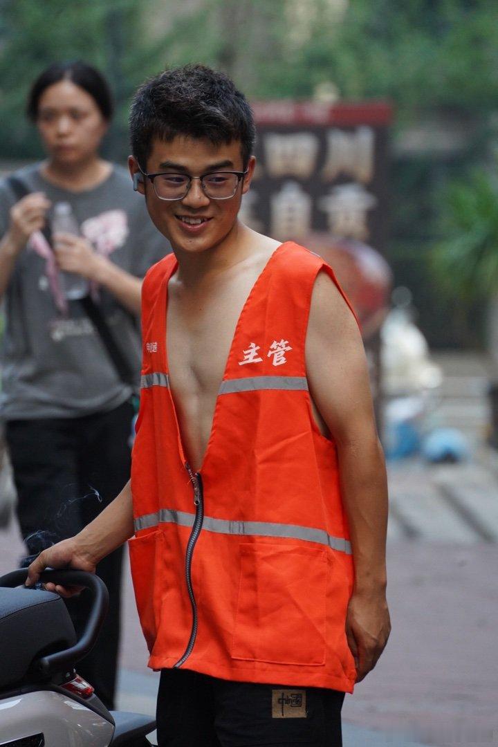 哦哟，娃娃脸小哥竟然是【主管】 
