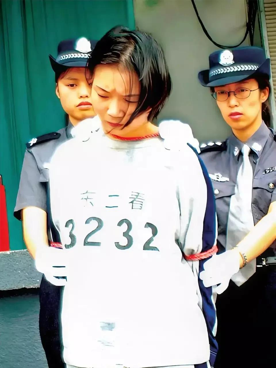 2004年，东莞第二看守所内，紧张氛围弥漫着压抑的气息，吴艳辉一个不起眼的小人物