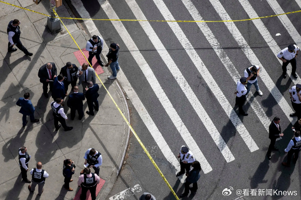 【美国#纽约街头7个月大女婴中弹死亡# 一名嫌疑人被抓获】美国警方2日说，纽约街