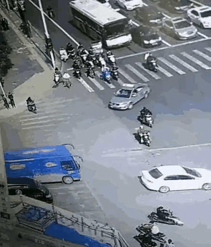视频里十几辆电动单车在等着绿灯，突然从非机动车道冲来一辆失控的面包车，速度极快，