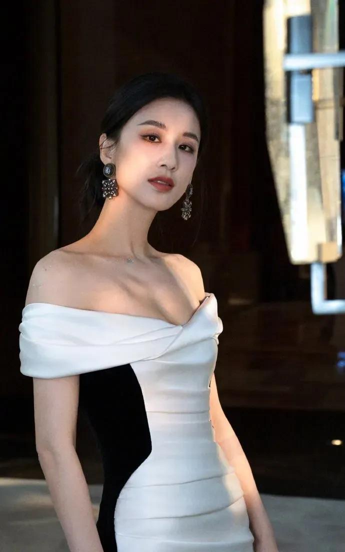 我觉得杨子就是个有钱任性的主。黄圣依再美也是年老色衰，没有吸引力了。资本不会贬值