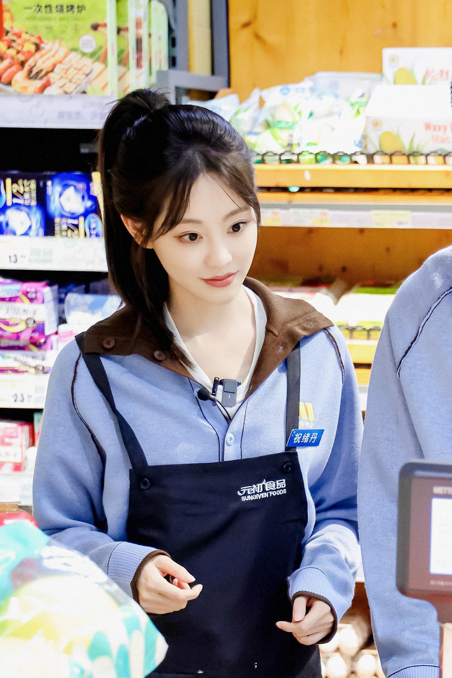 是谁被祝绪丹的超市vlog治愈了？帮挑苹果时自带萌感滤镜，被小朋友围观的慌乱模样