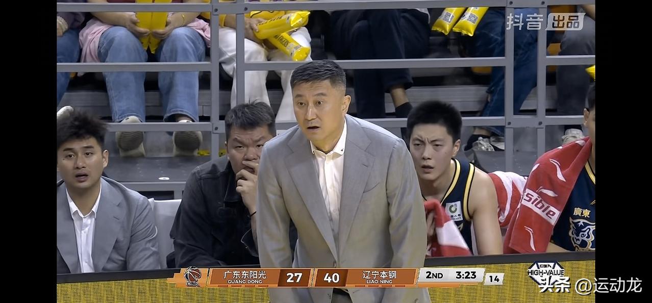 广东队被辽宁队打懵了！
杜锋指导无法相信眼前发生的一切，广东主场半场35:49落