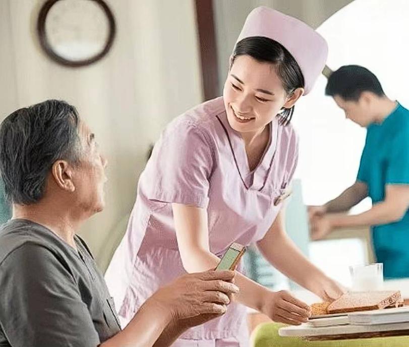 “又一行业要失业了！”根据最新消息，多地医院相继推出了“无陪护”制度，取消了护工