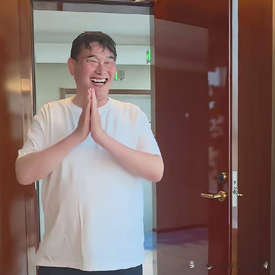 朱之文专程去拜访他的恩师及伯乐于文华老师，一进门朱之文就双手合十尊敬的说：“你好
