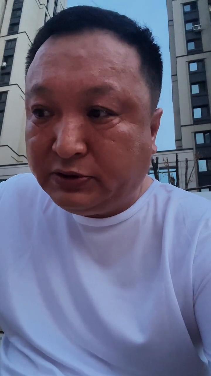 大山里的空气太凉快了，我都冷了，在市里出来老热了。走了第六个隧道了，这空气和凉爽