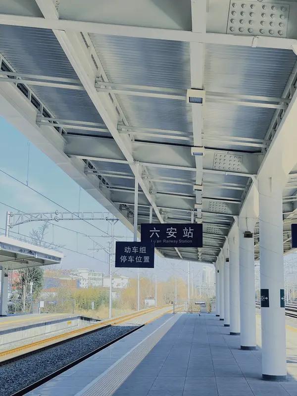 六安市时而会飘来些不知名的气味，着实让人担忧。从空气质量数据可知，六安存在轻度污