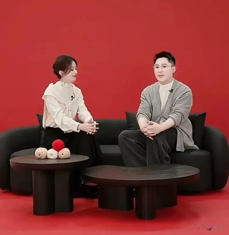 赵丽颖缺席微博之夜后，被路人拍到带6岁儿子在街头买冰淇淋。

画面里她穿黑色羽绒