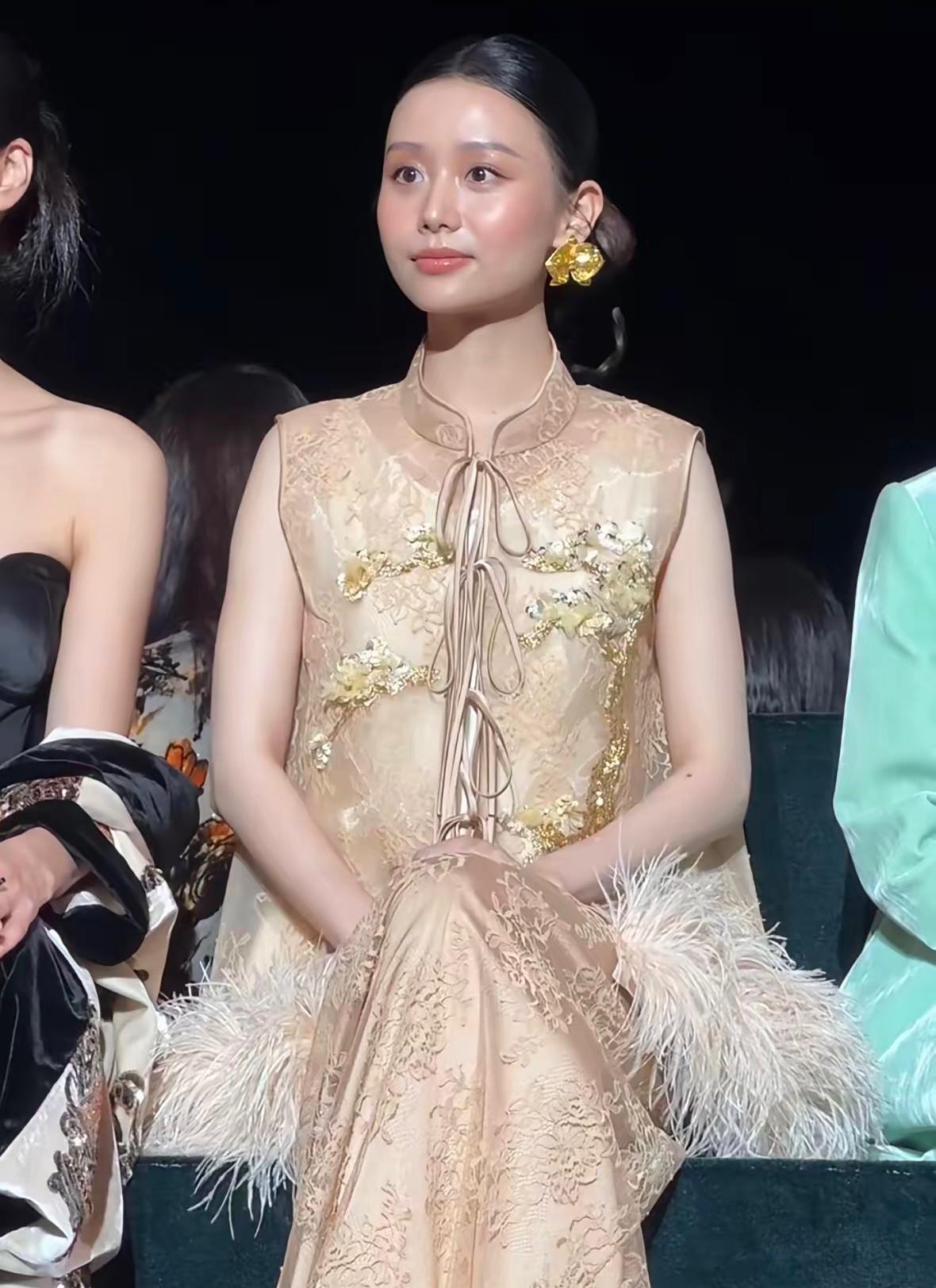 王晓慧最近公开亮相某时尚活动，当天穿的是一套高定礼裙，

妆发团队也是圈内顶配，
