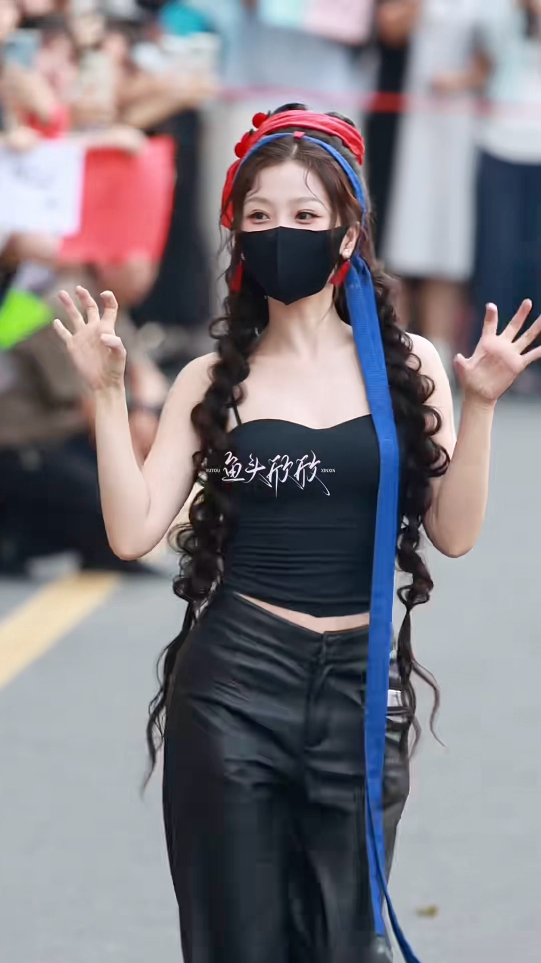 出妆吊带皮裤好辣啊🥵虞书欣何盼