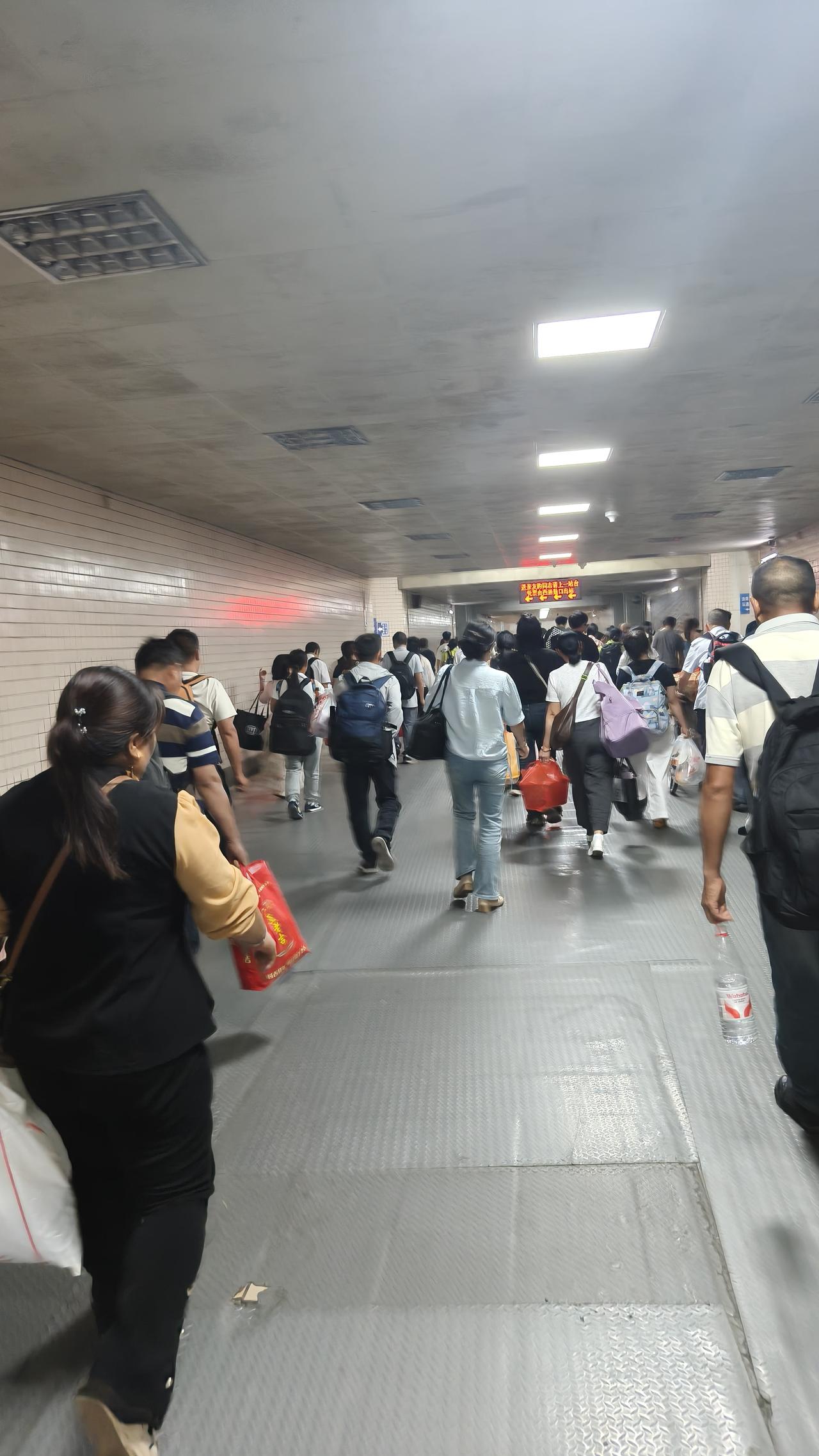 我往回走的路上，瞧见返程的人不少，心里暗自琢磨，出发那会儿人还不多，怎么返程的人