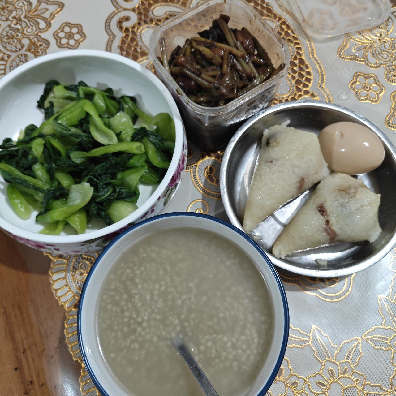 早餐：小米粥，粽子，鸡蛋，外加俩小咸菜。
午餐，虽然做了许多菜，有蒜香鸡、牙片鱼