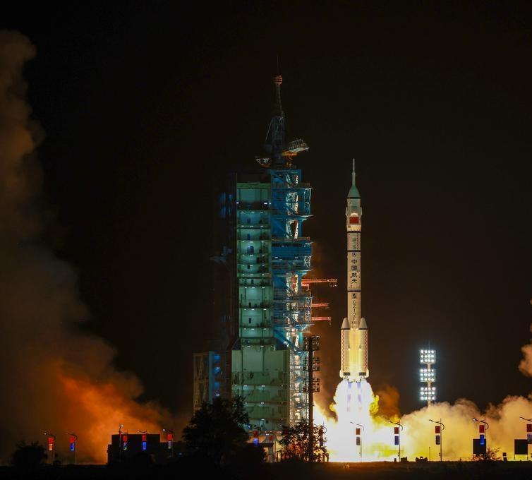 以奋进之姿扛起大国担当
 
当今世界正经历百年未有之大变局，国际形势风云变幻，和