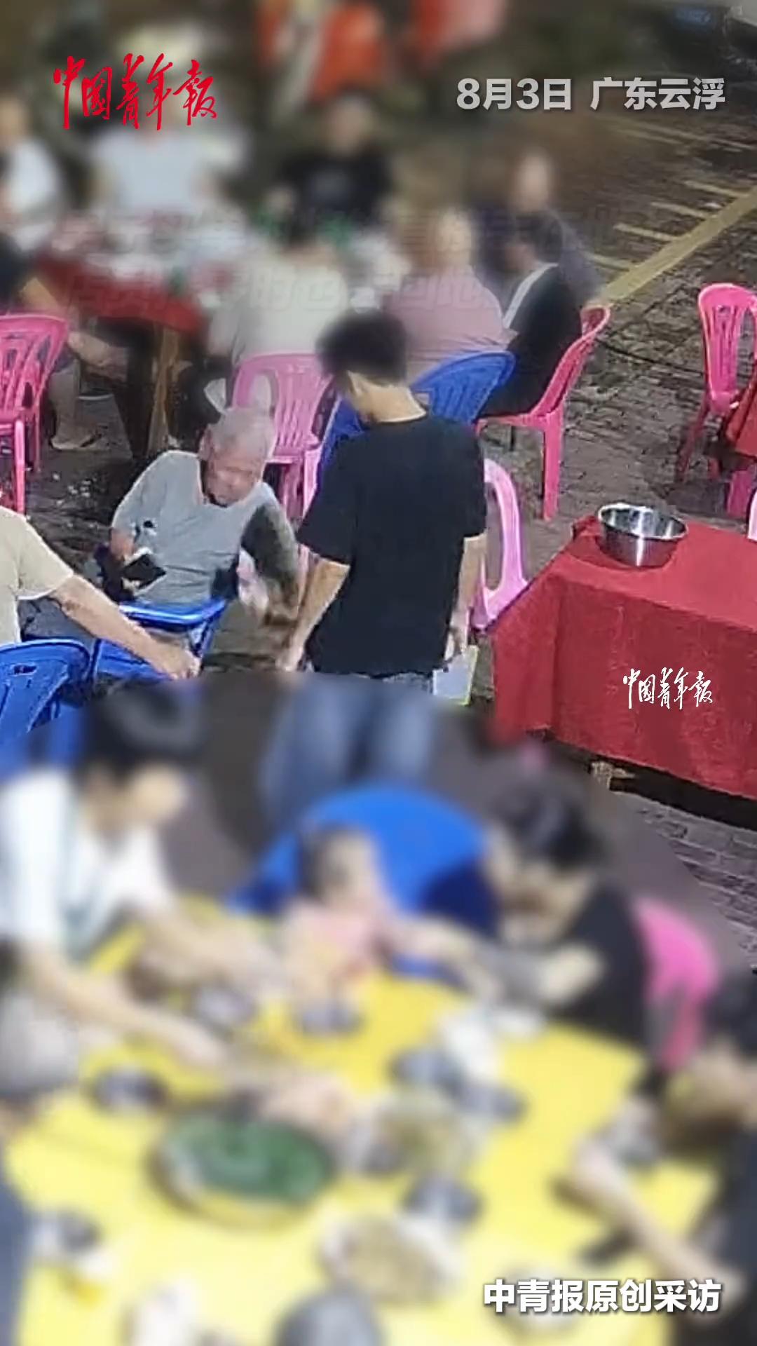 广东云浮，顾客吃完饭用现金结账，结账时服务员正想伸手接着，结果顾客直接扔在了地上
