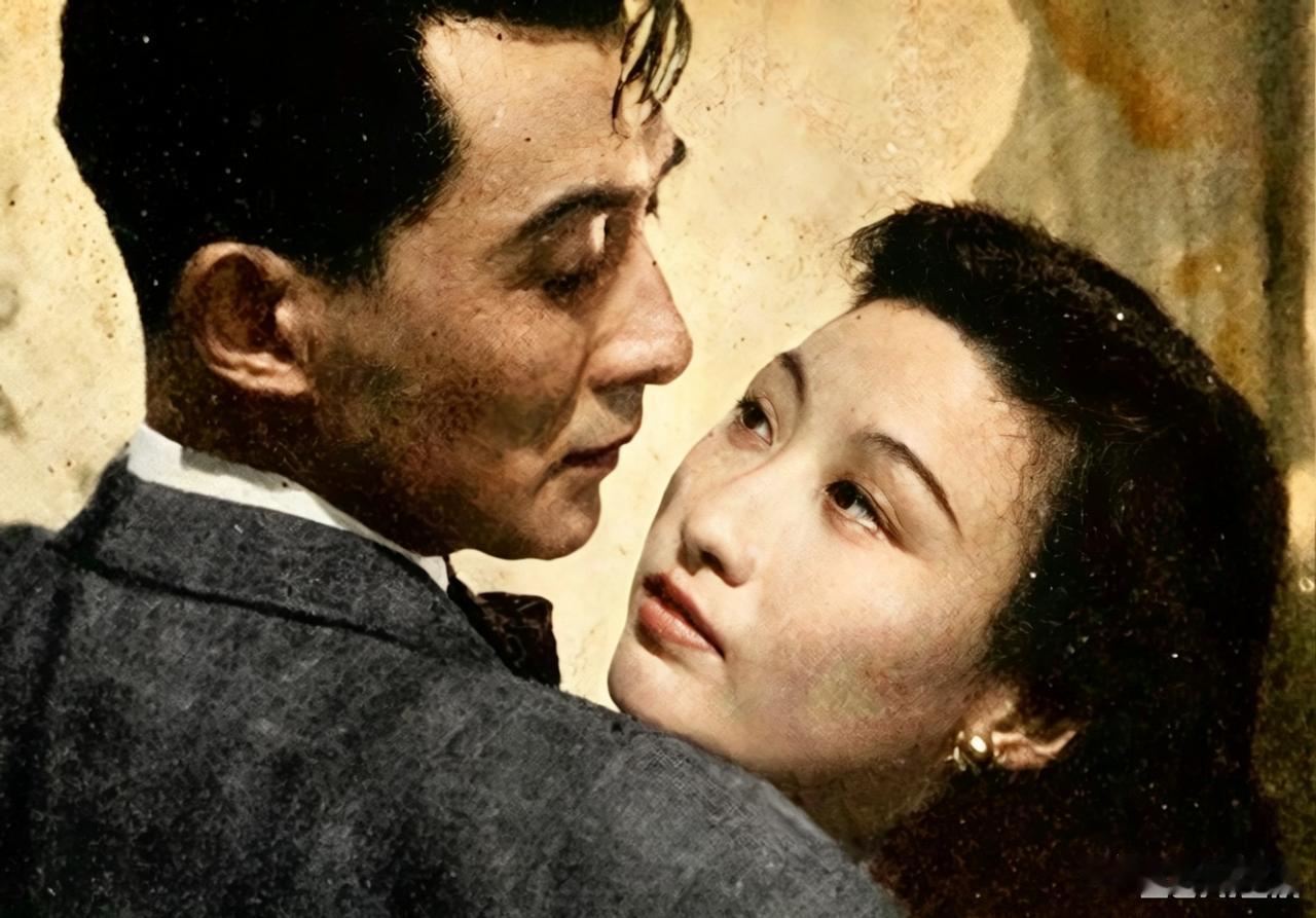 新中国成立后，影坛巨星帅小生们与生活中伴侣同框的组合有：赵丹与妻子黄宗英，庞学勤