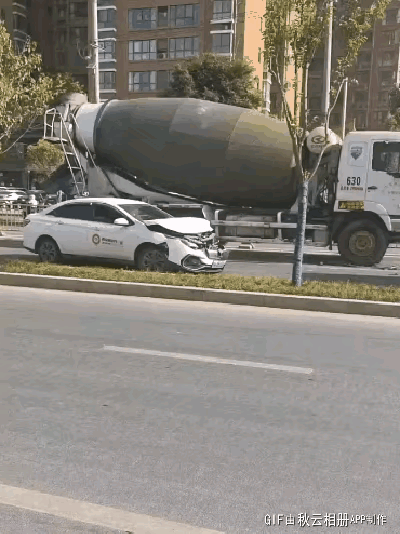 这台轿车干嘛要以卵击石的撞这台大车呢？难道这是碰瓷儿？这也不像是在碰瓷儿，感觉是