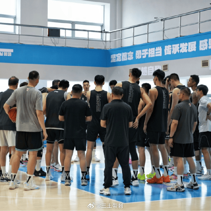 媒体人：北京男篮今日启程前往四川参加四大洲男篮挑战赛