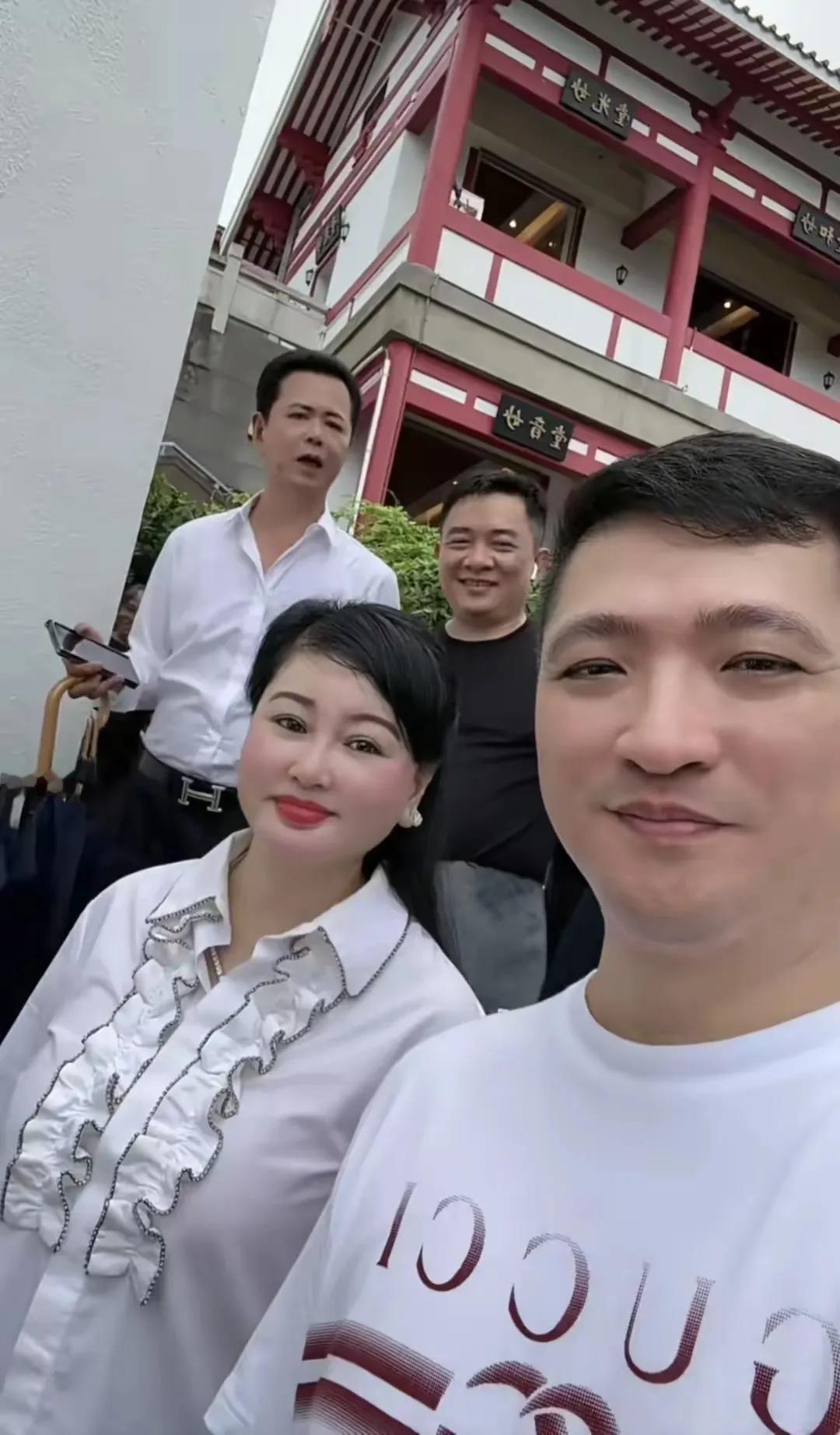蔡天凤的母亲真是极品美女，年龄这么大了还美得珠圆玉润的，五十多岁的她颜值打败了多