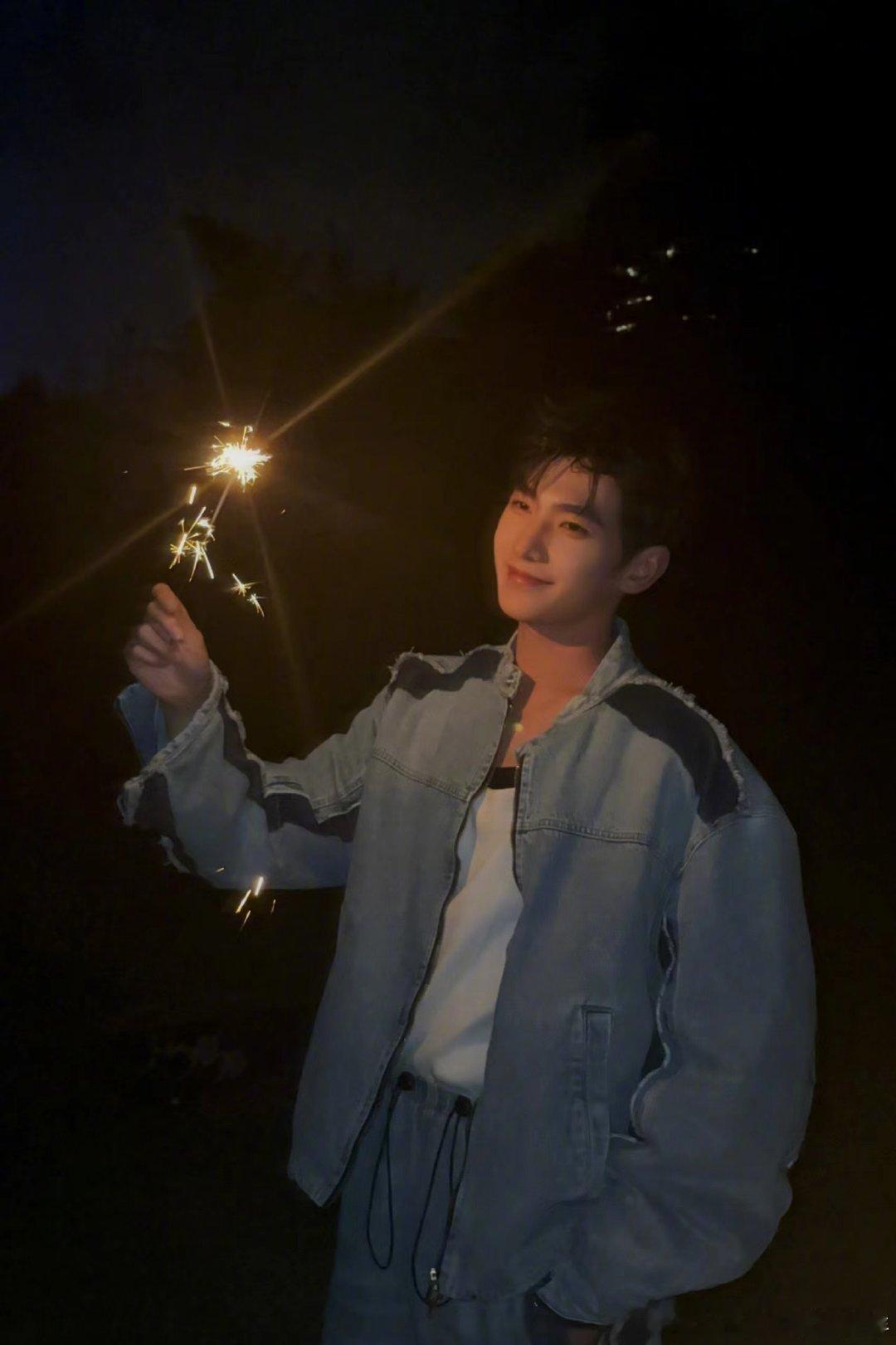 杨洋新年烟花营业照，好绚烂啊 ​​​