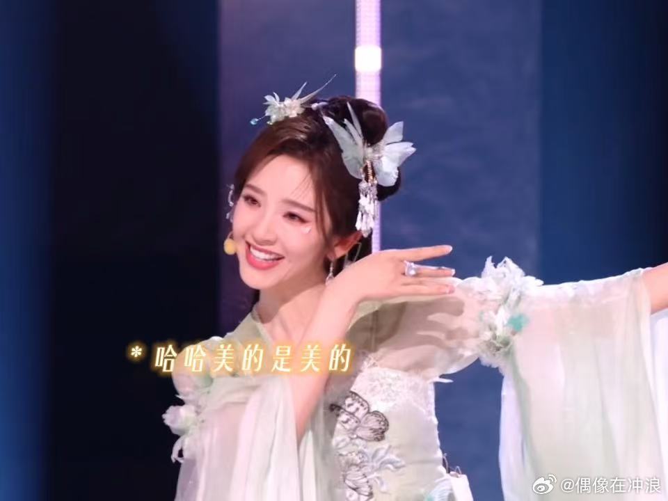 唐艺昕偏偏你也最好笑 告别剧中严肃模样，唐艺昕私下鲜活又俏皮，真实随性的状态尽显