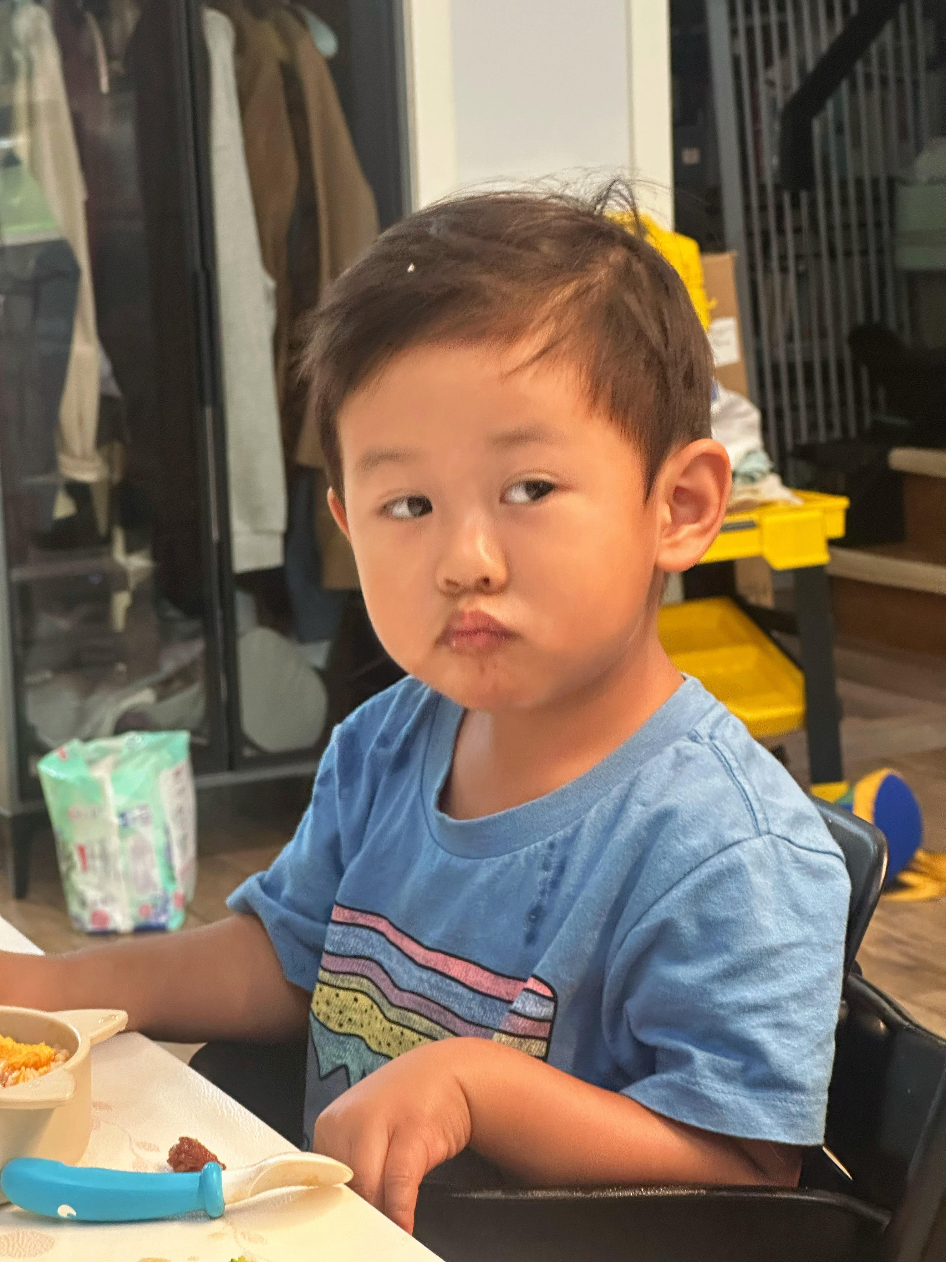说自己手受伤了然后开始撅嘴