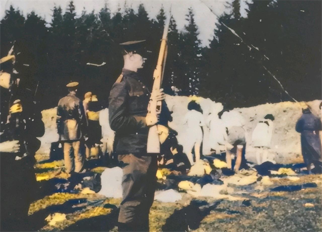 1941年，一群犹太女人被带到帕茹斯特森林，正当她们将要被处决时，立陶宛民兵成员