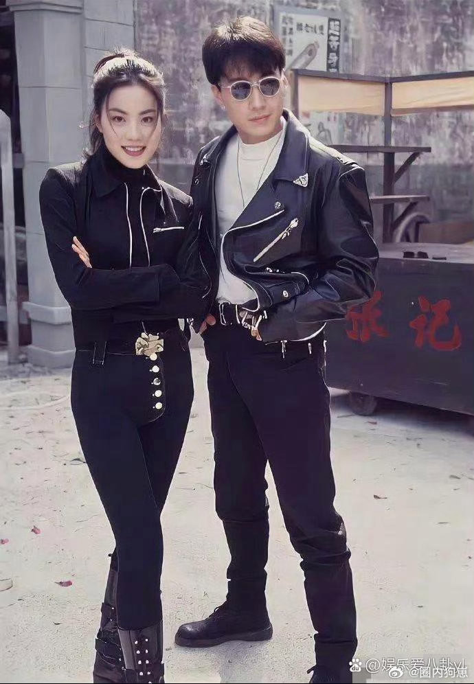 黎明与王菲年轻时期旧照，二人颜值气质双双惊艳，氛围感拉满。 