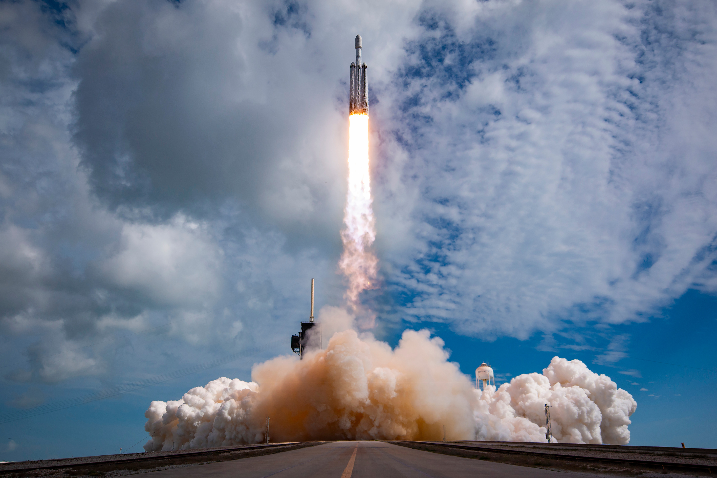 高清画面：4月29日SpaceX猎鹰重型火箭发射 