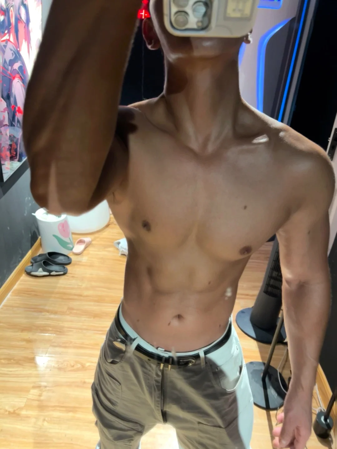 镜子上应该是美黑油.不是别的