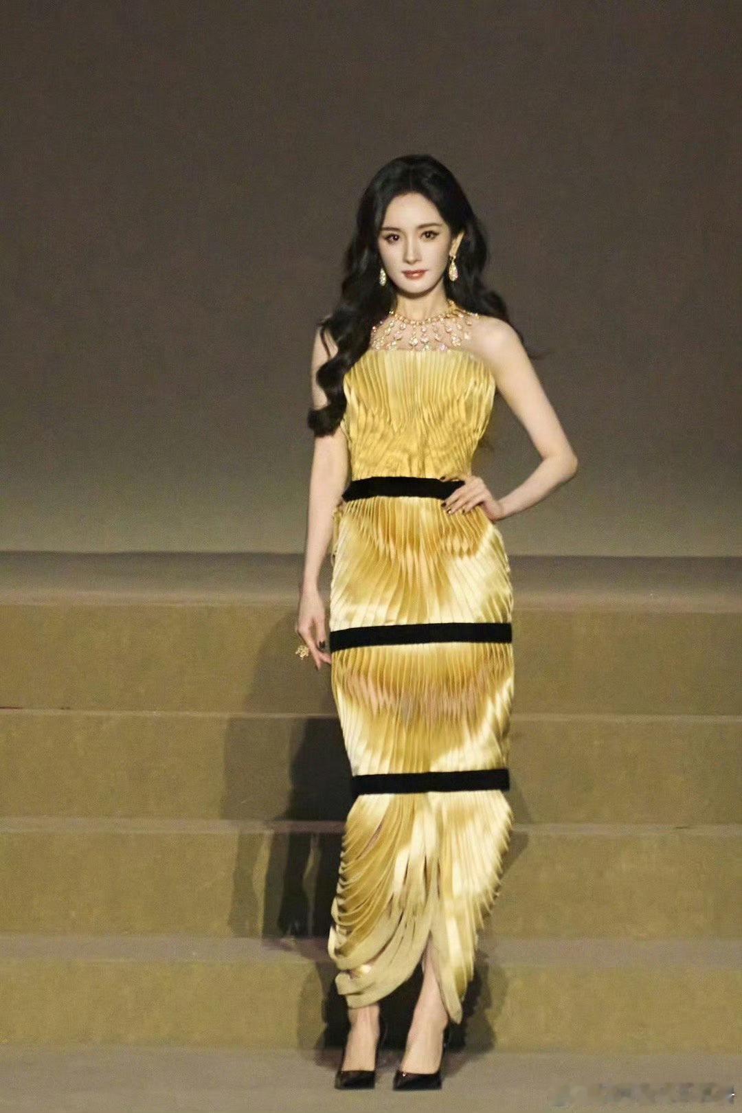 网友热议赵丽颖 杨幂转型发展路线相似性，你觉得两人转型路线相似吗？谁更有效转型？