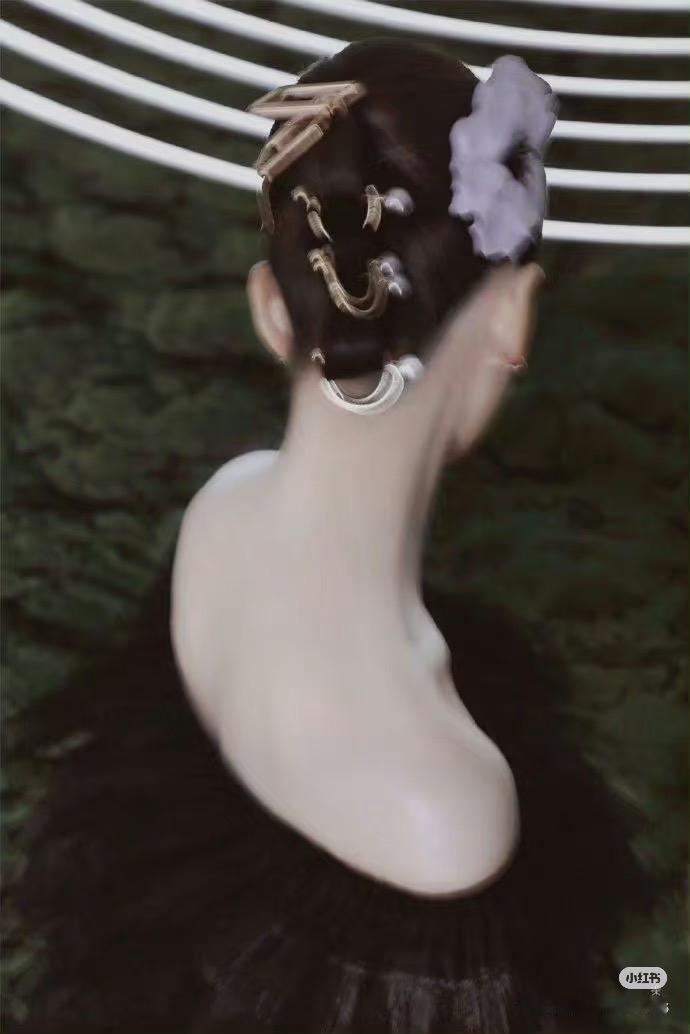 刘诗诗的肩颈后背，好眼馋！
学芭蕾的明星不少，像这种体态的却不多！打戏出众的更不