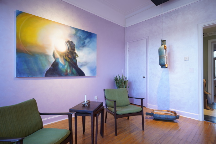 朱珠在家办展览 笑不活了！本来以为是常规展览，结果发现是朱珠在自家三里屯公寓办的