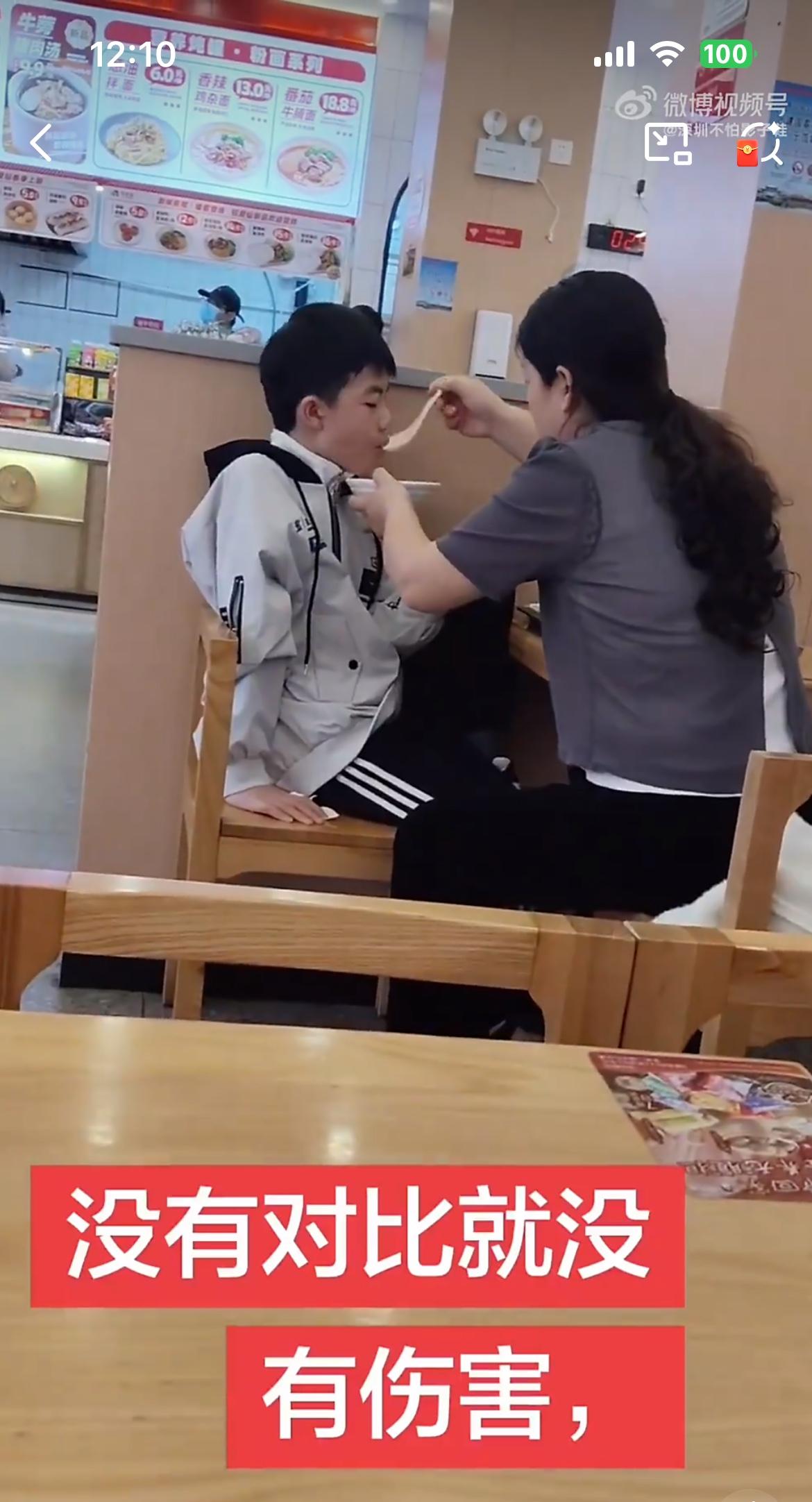 今天中午吃饭看到的，中学生在玩手机，妈妈在给他喂饭吃。一个溺爱的妈妈和一个被养废