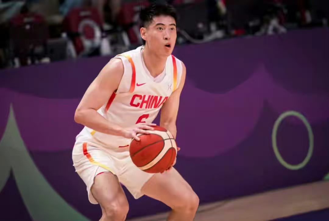 半决赛对阵新西兰男篮，对方球员身体强壮，郭士强指导变阵，拿下了上一场0分的胡明轩