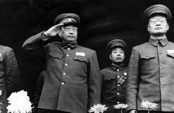 1953年，陈赓建设哈军工遇到难题，拿着文件将周总理堵在厕所，言之有理的说：“是