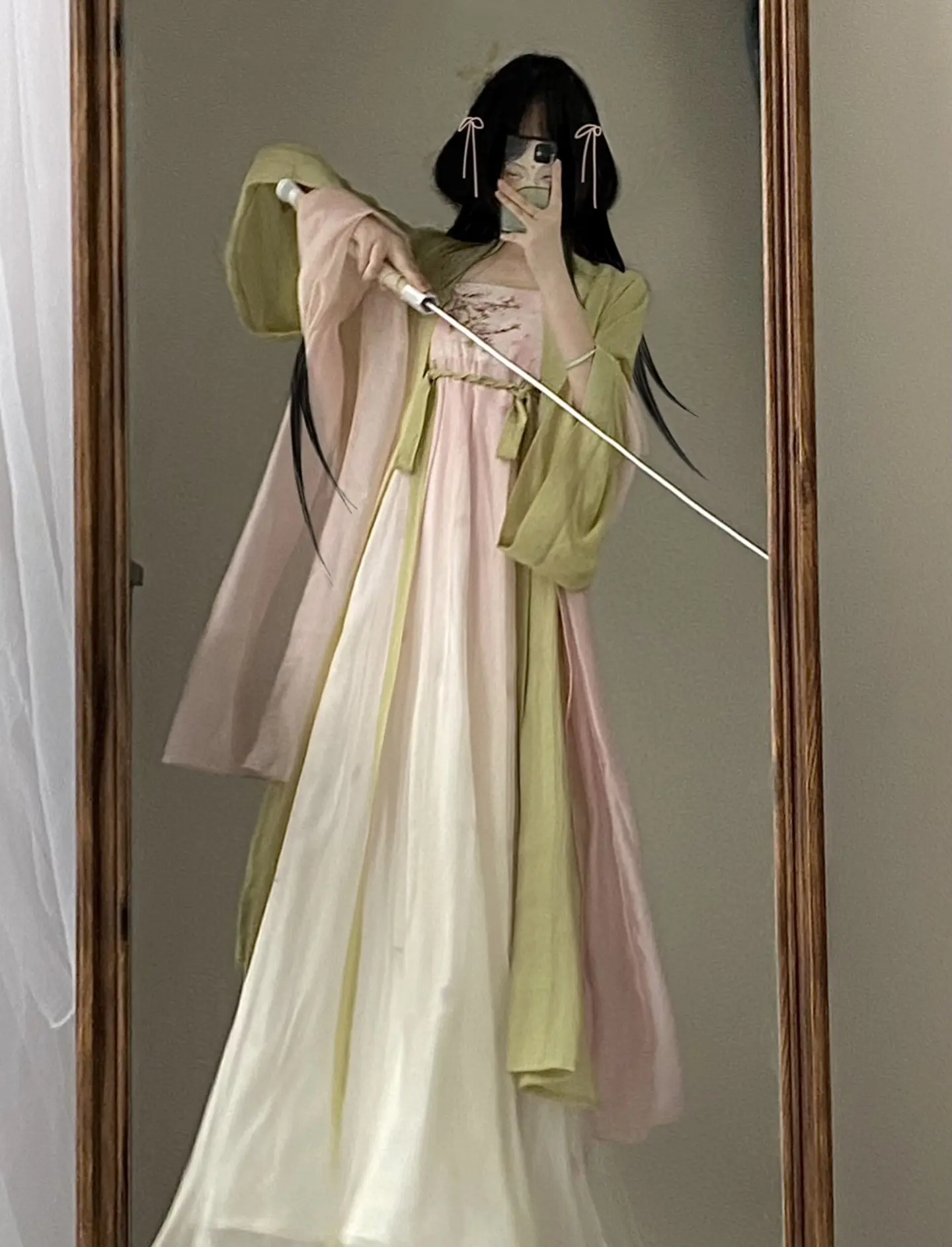 “师姐，这招式还是和你学的，你可不许笑我！”
