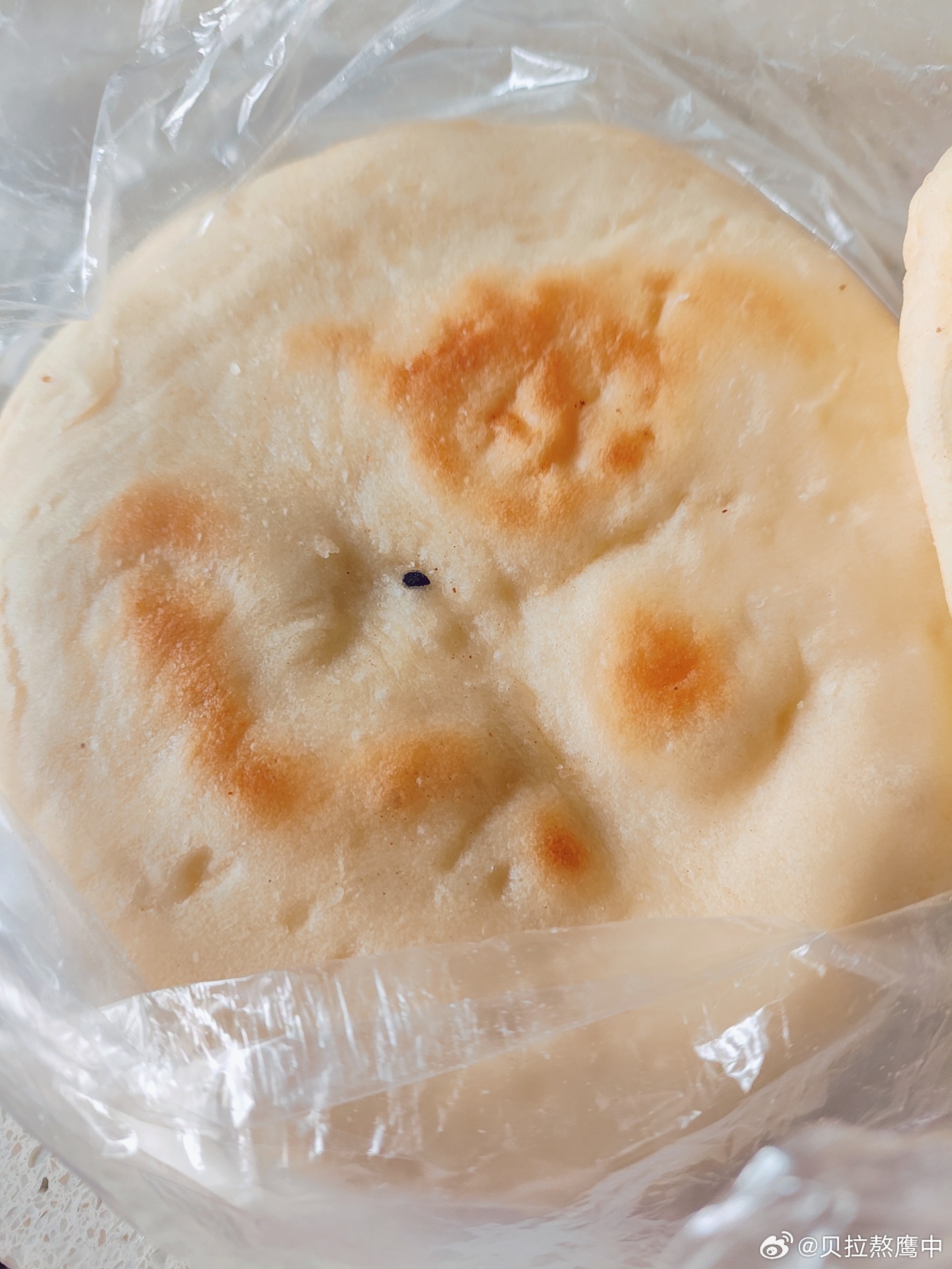 又硬又厚的大馍馍饼艰难下咽中 