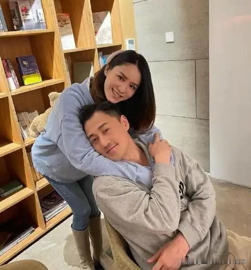 是张馨月发了一行520的爱心气球图，但是原图其实是酒店的图片，她把酒店的logo