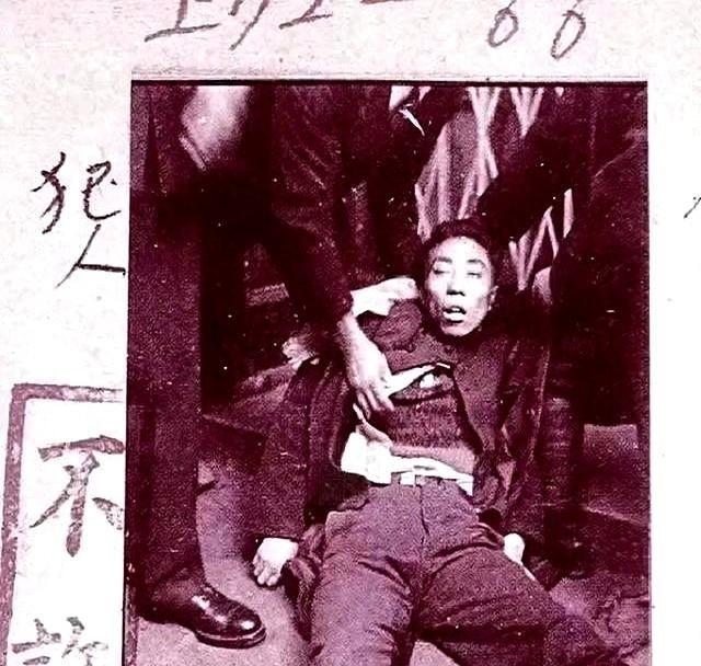 这是一张日军严禁公开的照片，但被日本国内反战人士泄露了出来，我们才得知照片后的壮