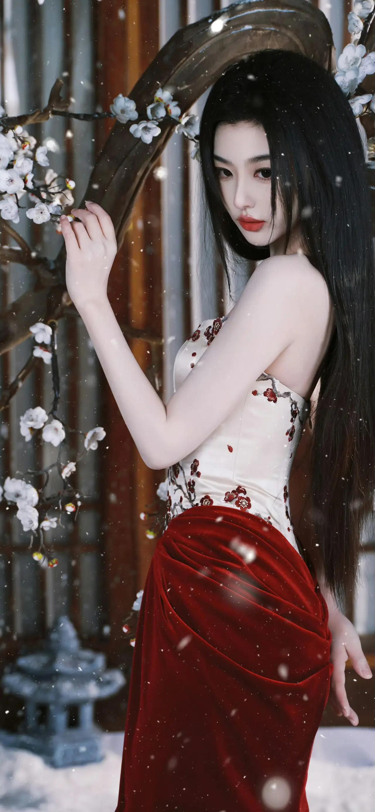 美女壁纸～孔雪儿，雪落枝桠，红梅绣衣，一身红裙在素白天地间晕开热烈
黑发如瀑垂落