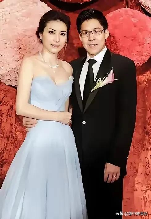 郭晶晶的婚姻，
常被外界视为一段佳话。

不仅因为两人有着良好的门第匹配，更在于