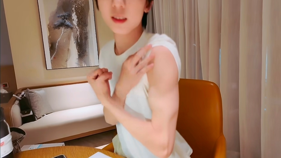 这个女孩从小就有力气 ​​​
