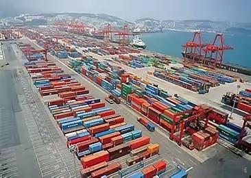 黄岩岛的问题，表面上是国土争端，深层次是我国与西方国家的对抗。菲律宾是前排的旗子