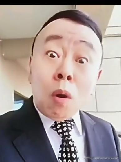 潘长江在个人社交平台上发布小视频，他穿着一身毕挺考究的西服，摆出一副洋洋自得的表