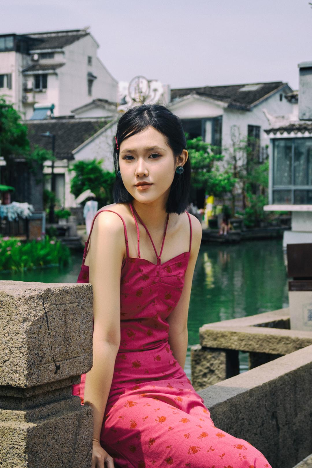 三张图拍摄于中午12：15左右，太阳几乎垂直照向地面，摄影中通常称之为顶光。如果