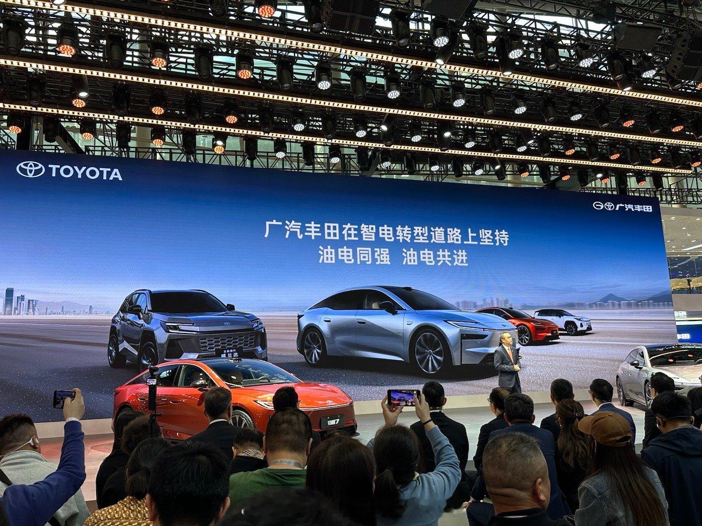 丰田鸿蒙座舱豪华旗舰D级纯电轿车——铂智7亮相，并开启预定。官方定位为20万级纯