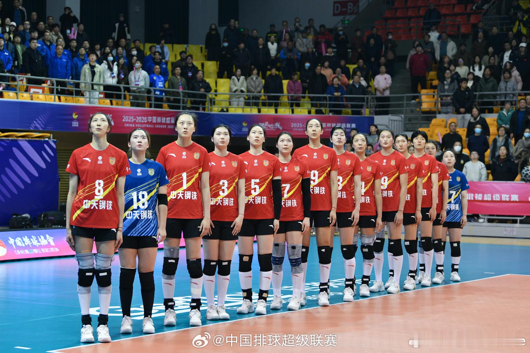 上海女排3比0江苏女排 本场比赛，上海队的发球针对性更强、进攻点多样，许晓婷的传