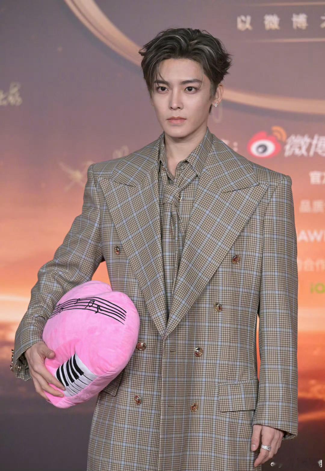 微博之夜红毯第一波男女明星生图来啦！来看看谁扛住了镜头？[爱你]侯明昊、卢昱晓、