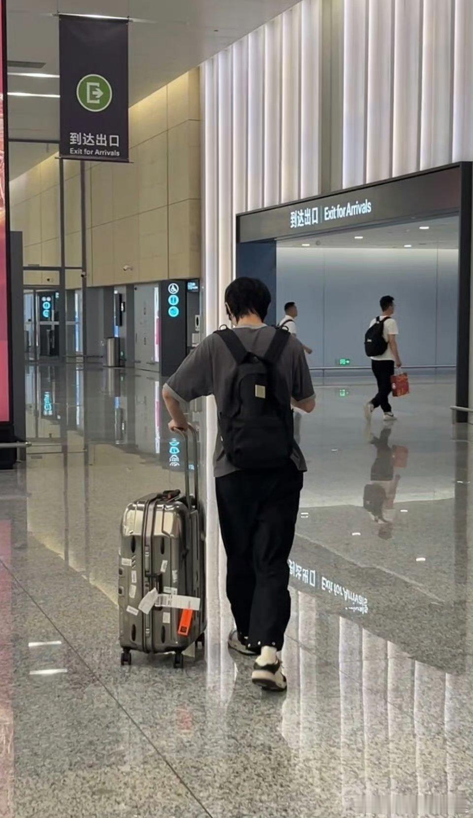 [举手][举手]收到粉丝投稿，今天凌晨五点一诺独自一人现身大连机场。低着头一直横